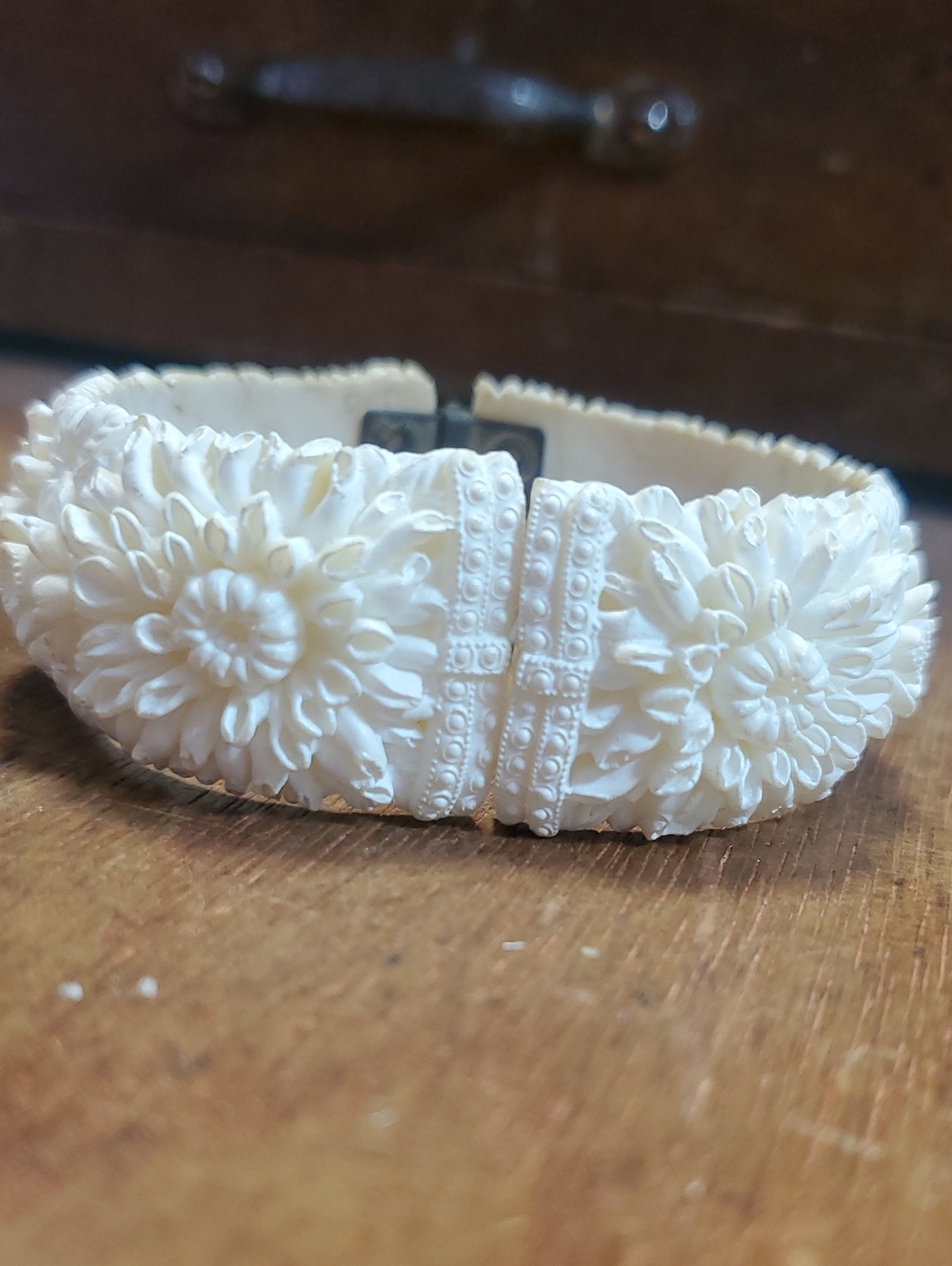 Bracelet Vintage Wedding Cake Floral White Celluloid Hinged Featherlike 5.5" D